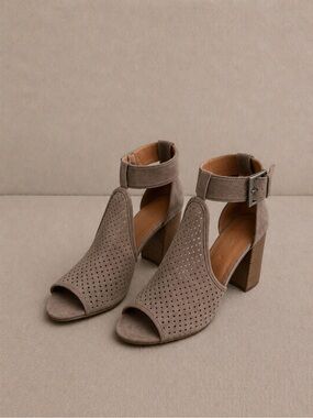 UNIVERSAL THREAD Hannah Perforated Taupe Neutral Ankle Strap Heels size 9